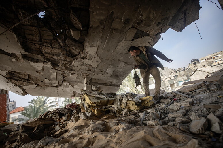 Gli effetti di un attacco aereo su Rafah © ANSA/EPA