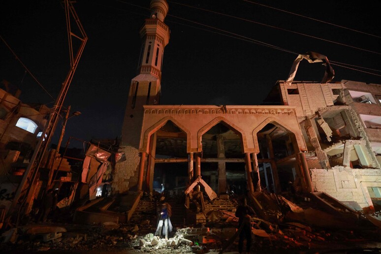 Una moschea di Rafah distrutta dalle bombe di Israele © ANSA/AFP