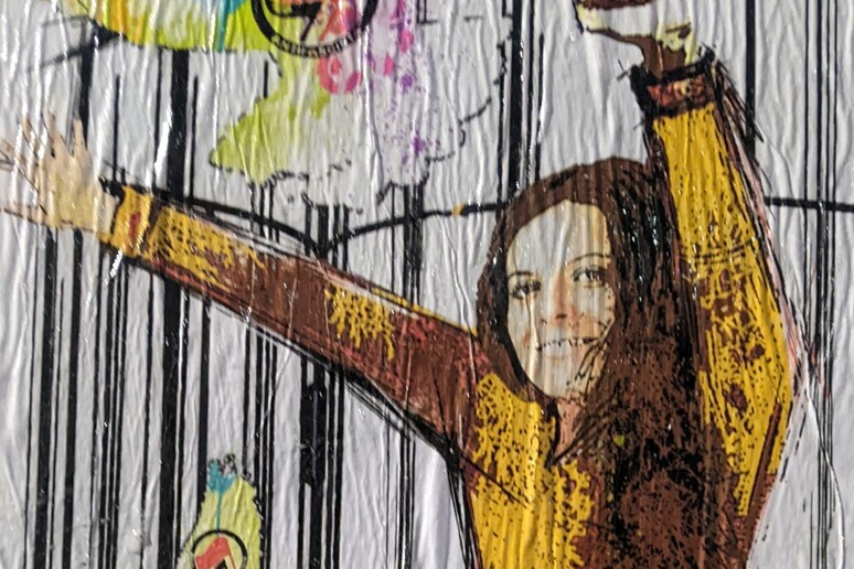 Ilaria Salis esce da una gabbia in un murales a Milano -     RIPRODUZIONE RISERVATA
