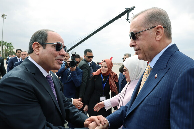 Il presidente turco Erdogan accolto da Al Sisi all 'aeroporto del Cairo © ANSA/EPA