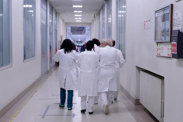 Medici in una corsia di ospedale in una foto di archivio -     RIPRODUZIONE RISERVATA