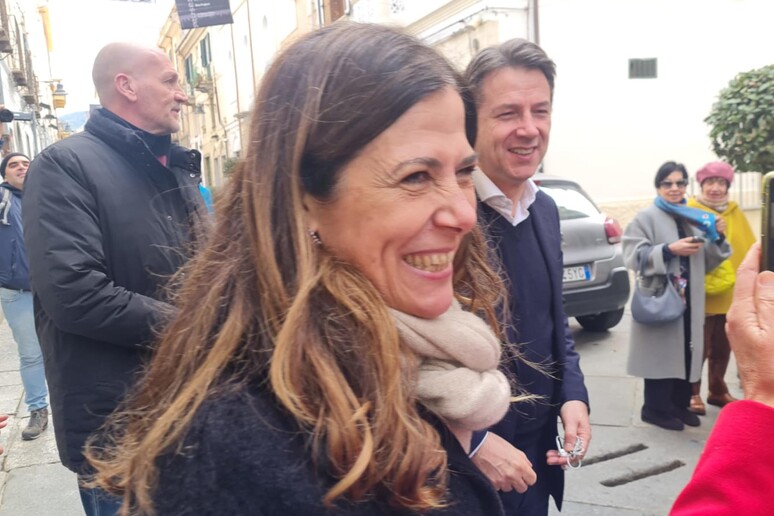 Giuseppe Conte a Nuoro con la candidata governatrice Alessandra Todde - RIPRODUZIONE RISERVATA