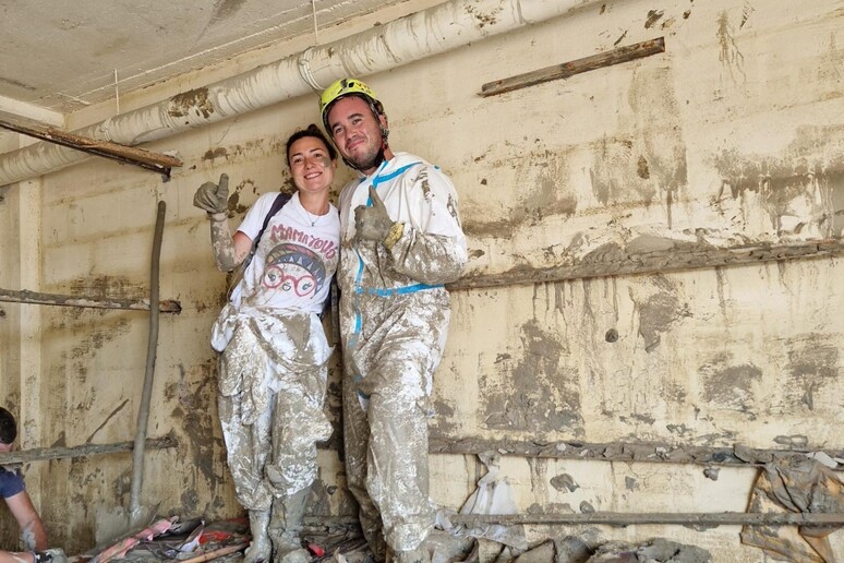 Volontari nel fango si innamorano e si trasferiscono a Forlì -     RIPRODUZIONE RISERVATA