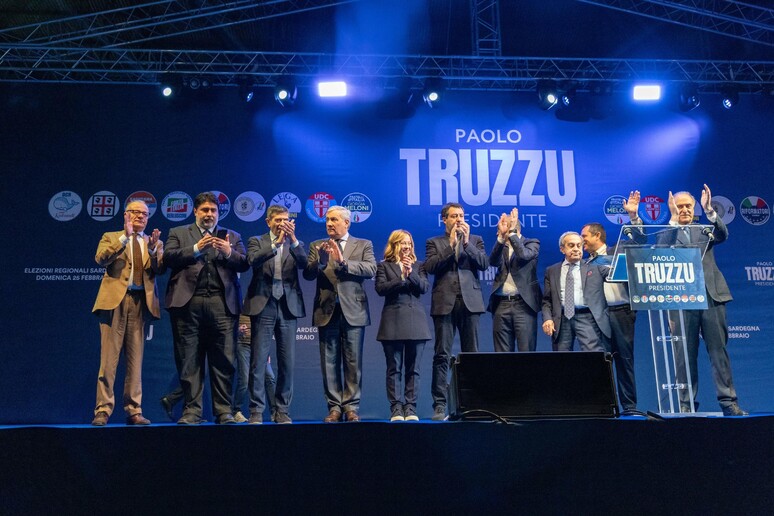 Inno e foto di gruppo Meloni,Salvini,Tajani sul palco per Truzzu -     RIPRODUZIONE RISERVATA