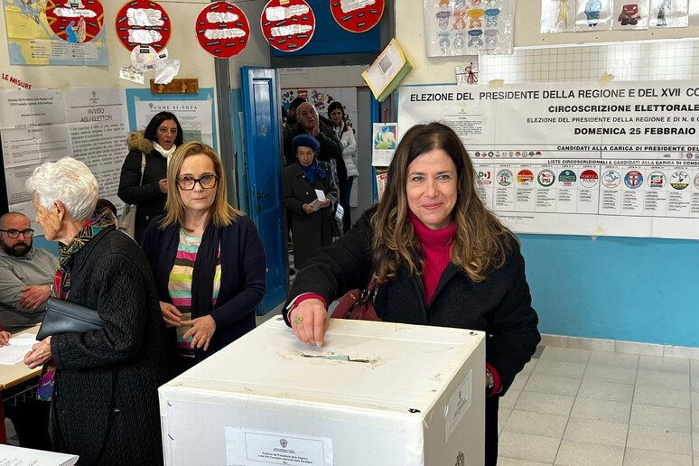 La candidata del centrosinistra Alessandra Todde ha votato - RIPRODUZIONE RISERVATA