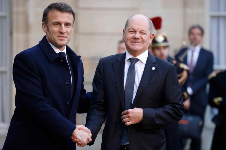 Macron e Scholz ieri, alla conferenza di Parigi © ANSA/AFP