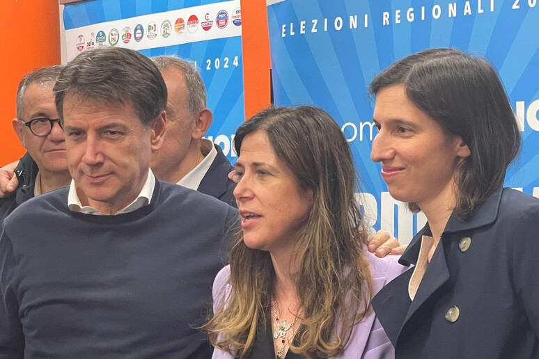 Alessandra Todde festeggia con Conte e Schlein la vittoria delle elezioni regionali -     RIPRODUZIONE RISERVATA