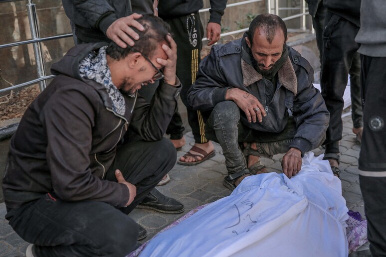 UCCISI MENTRE ERANO IN ATTESA DEGLI AIUTI, STRAGE A GAZA © ANSA/AFP