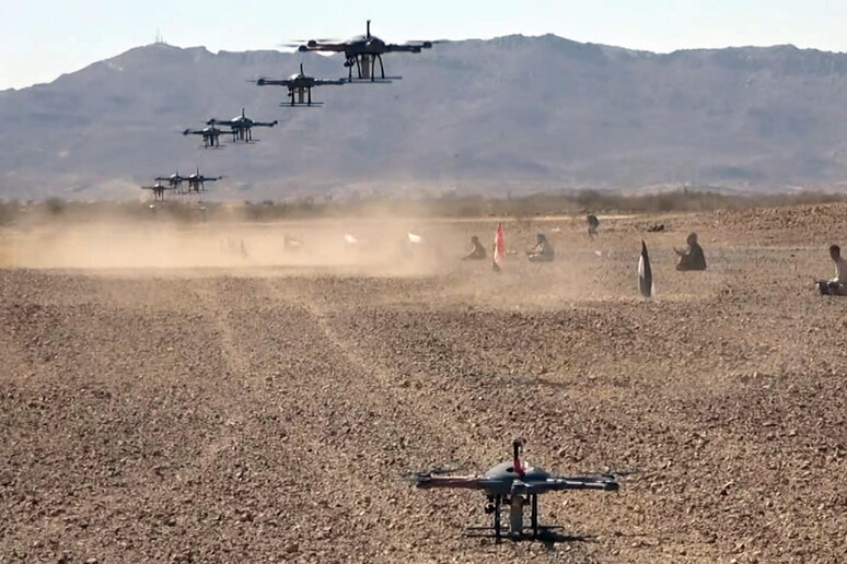Miliziani Houthi allenandosi all 'uso di droni © ANSA/EPA