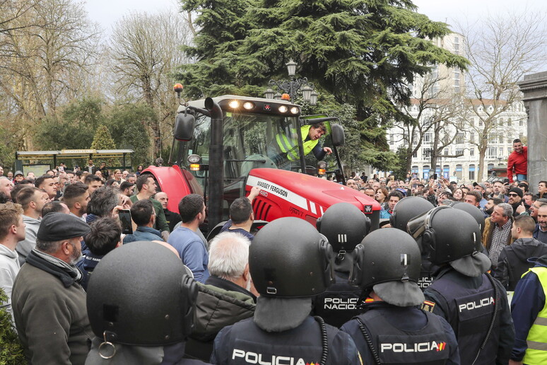 Protesta dei trattori in Spagna, cariche polizia e arresti -     RIPRODUZIONE RISERVATA