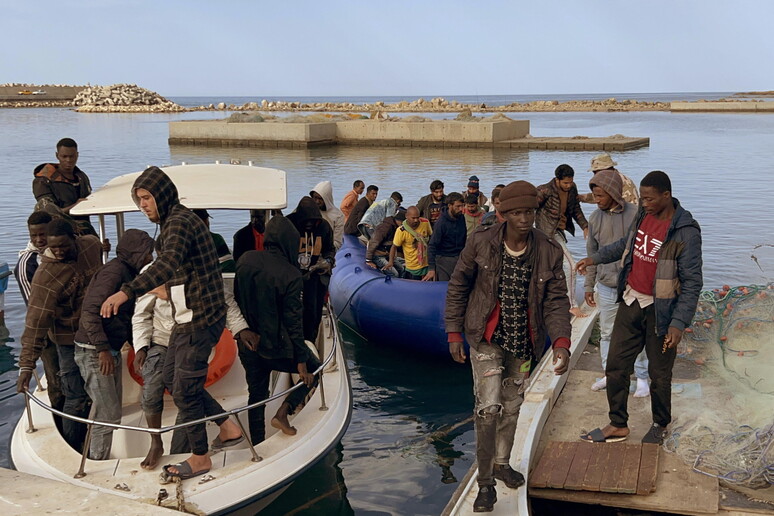 Migranti soccorsi dalla Guardia costiera libica arrivano nel porto di Garaboli -     RIPRODUZIONE RISERVATA