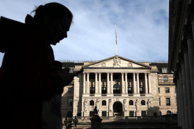 Bank of England lascia tassi d'interesse al 5,25%