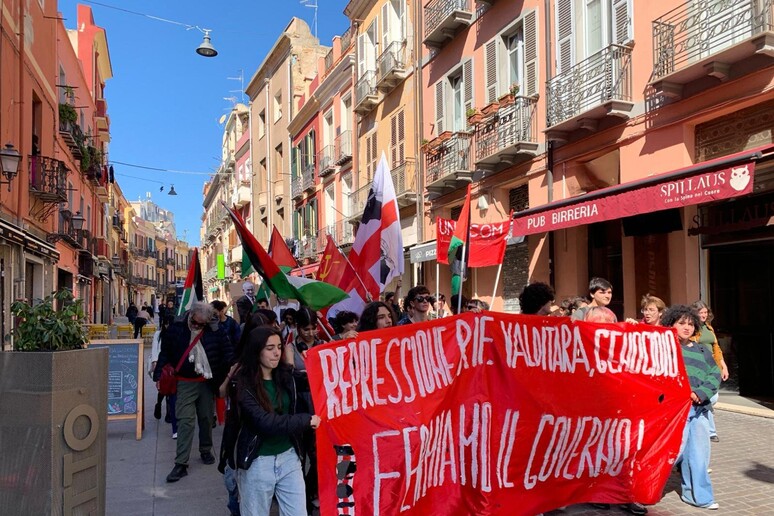 2330e04e0ca2348d63412e1b852053ee Studenti in piazza a Cagliari contro riforma e pro Palestina