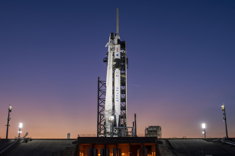 Il razzo Falcon 9 con la capsula Crew Dragon Endeavour in attesa del lancio sulla piattaforma 39A del Kennedy Space Center (fonte: SpaceX) -     RIPRODUZIONE RISERVATA