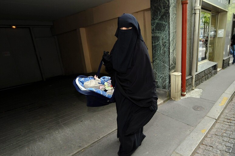 Bimba a scuola col niqab, la maestra le fa scoprire il volto -     RIPRODUZIONE RISERVATA