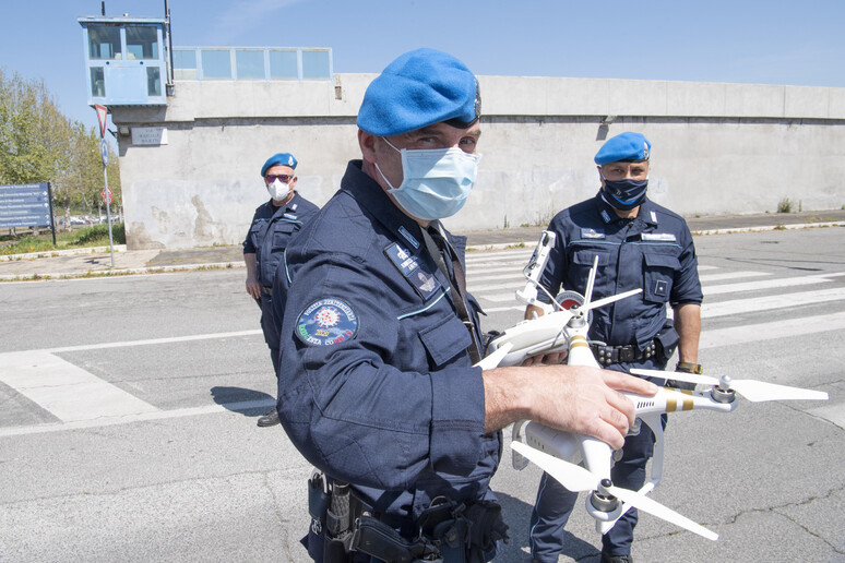 Drone consegna droga e cellulari in carcere, sequestro a Salerno