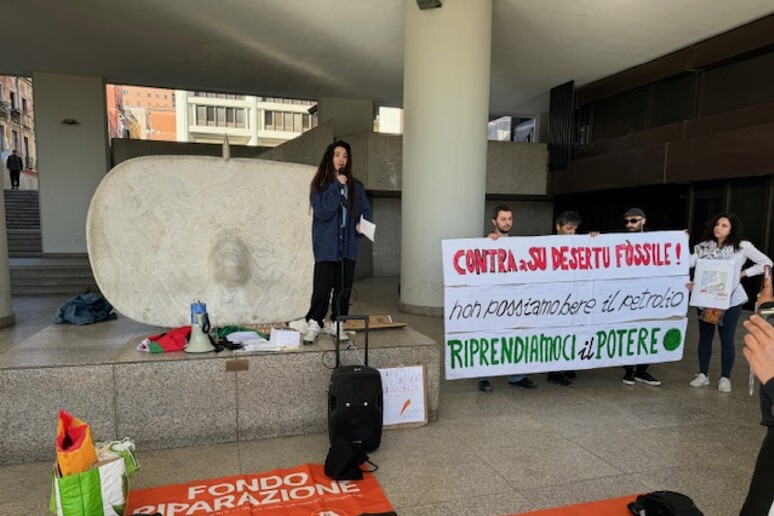 23f46114e79ea968af43fe7a4c377222 Attivisti per clima in corteo a Cagliari, 'petrolio non si beve'