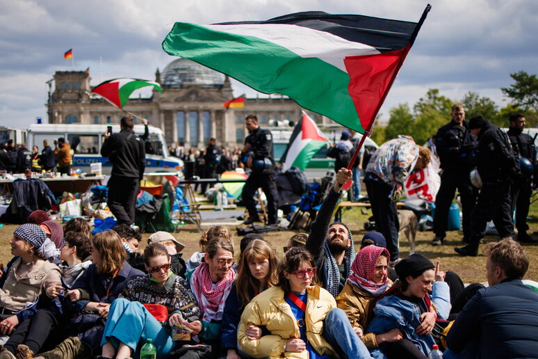Berlino, polizia disperde sit-in filo-Palestina al Reichstag