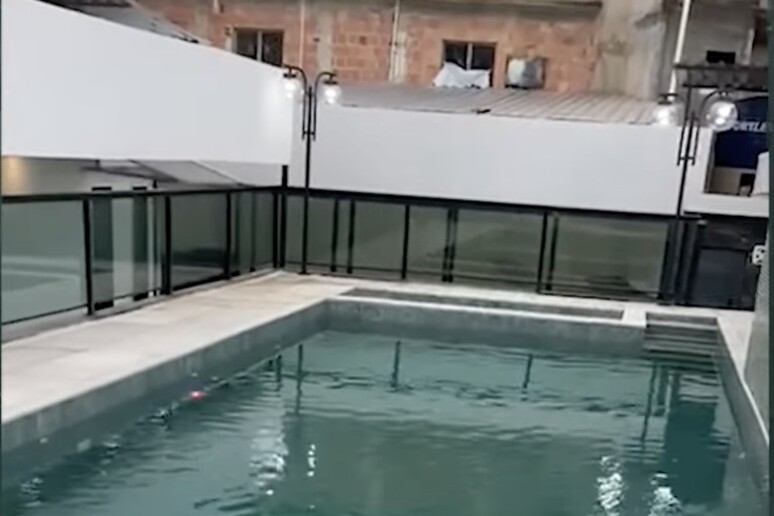 Blitz in Favela a Rio, la polizia scopre una piscina di lusso