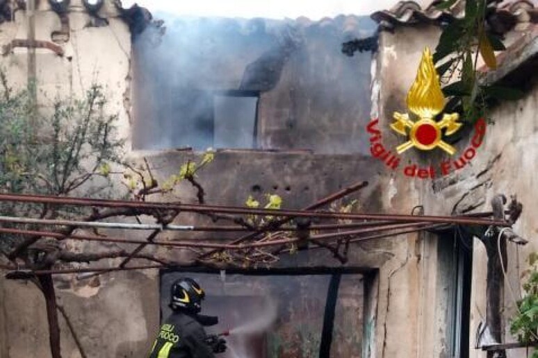 fee74697b8a8de8753eae65f30057cee Scoppia incendio in casa a Villaputzu, un uomo in salvo
