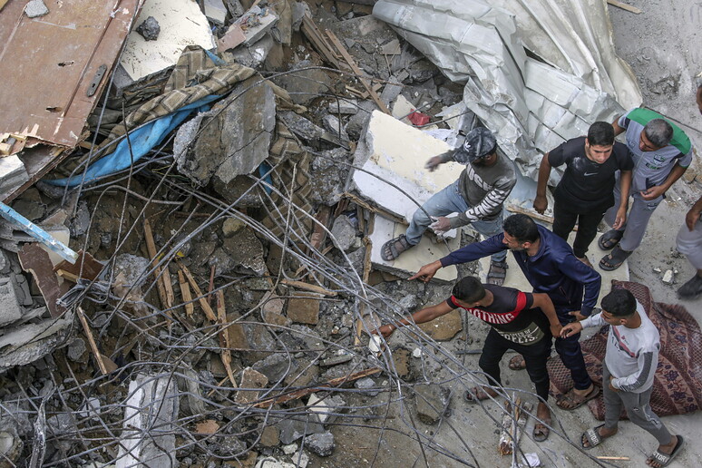 Media palestinesi, 17 morti in bombardamento su casa a Gaza