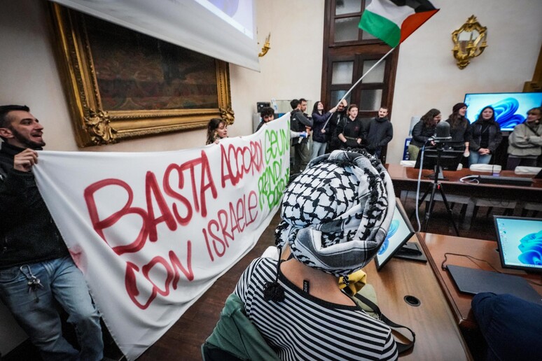 Università Torino, blitz studenti pro Palestina al rettorato