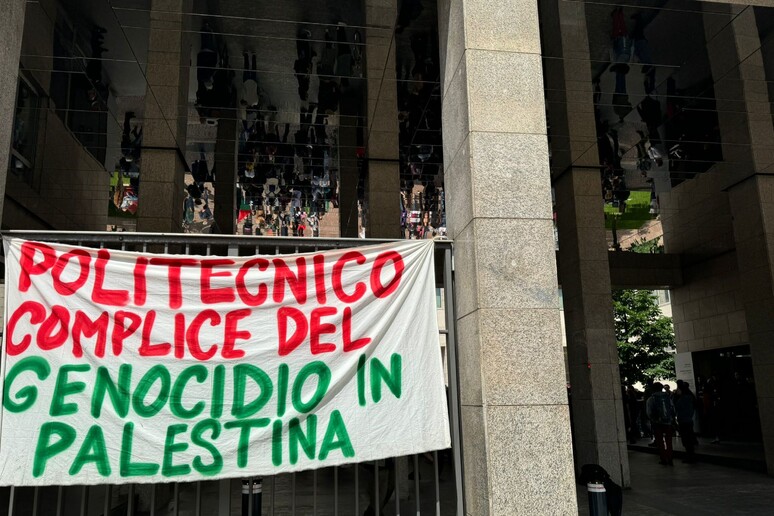 Il corteo pro Palestina sfila dentro al Politecnico di Torino
