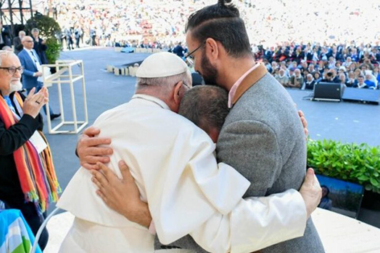 Il Papa a Verona, l'abbraccio con un israeliano e un palestinese