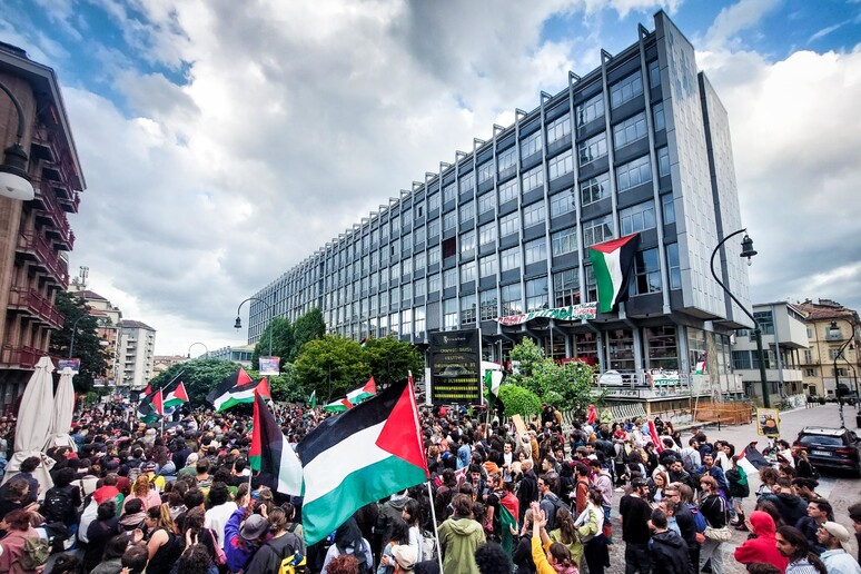 Manifestazione pro Palestina, a Torino elenco dei 20.391 martiri