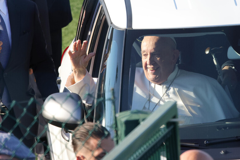 Papa Francesco all'Arena di Pace, in 10mila lo applaudono