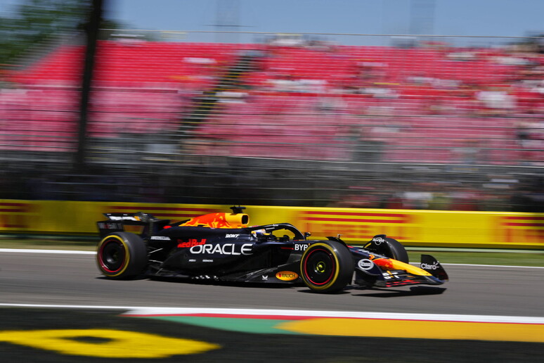 F1: Verstappen in pole al Gp di Imola, Ferrari all'attacco