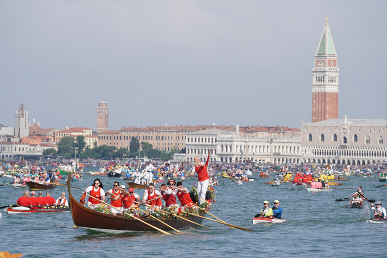 Le acque di Venezia conquistate dalla Vogalonga,7500 i regatanti