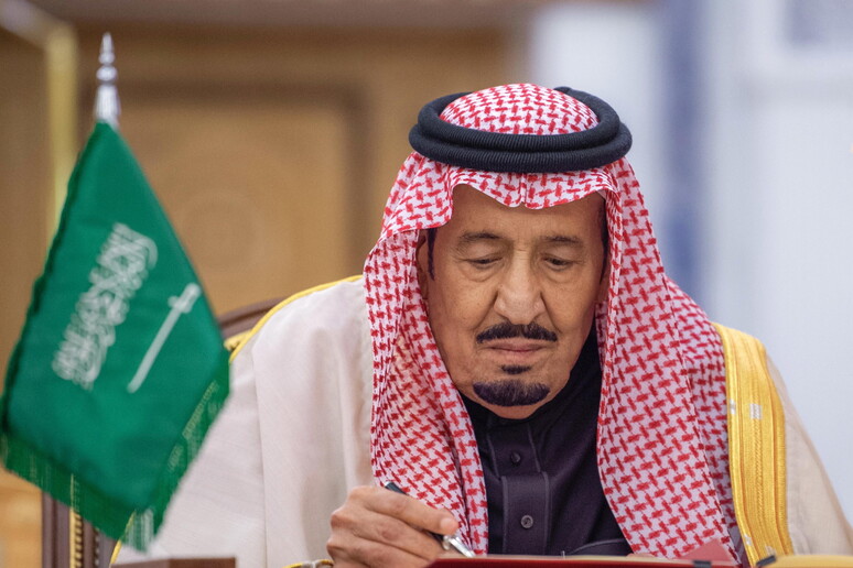 Riad, re saudita in cura per un'infezione polmonare