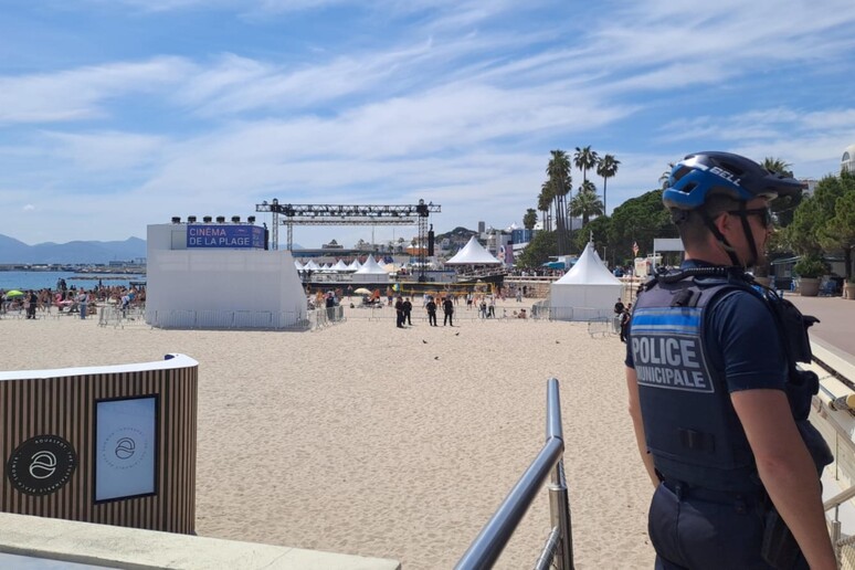 Allarme in spiaggia, a Cannes le forze di sicurezza evacuano il lido
