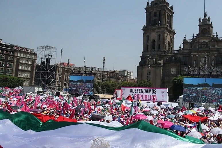 'Marea Rosa', radunate 95mila persone a Città del Messico