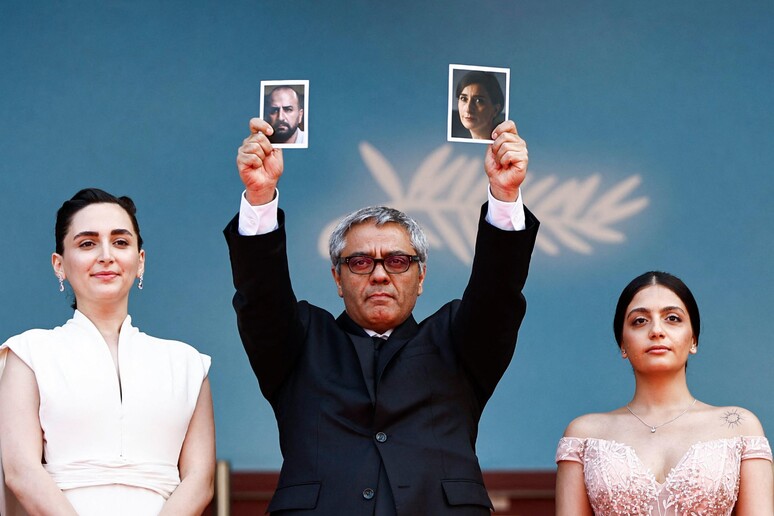 Rasoulof a Cannes con le foto degli attori 'rimasti' in Iran