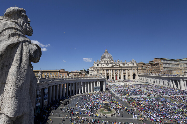 Il Papa ai bambini, 'oggi preghiamo per la pace'