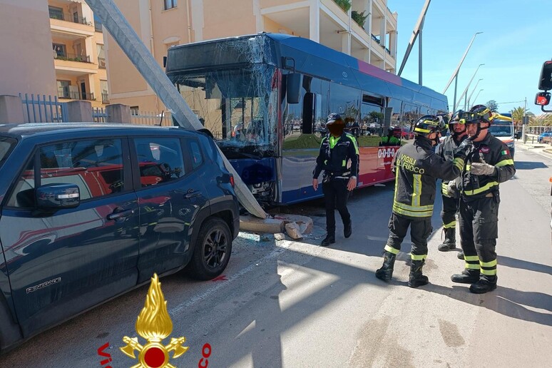 ae8a2e7b4d7293a340b15e1b1d036c70 Bus colpisce un palo e sbatte contro auto, 9 feriti ad Alghero