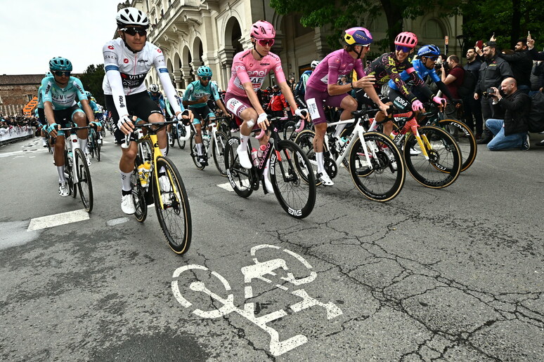 Giro d'Italia 2024: 3/a tappa con Pogacar incerottato, non parte Dunbar