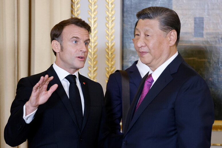 Macron regala a Xi una bottiglia di cognac Luigi XIII