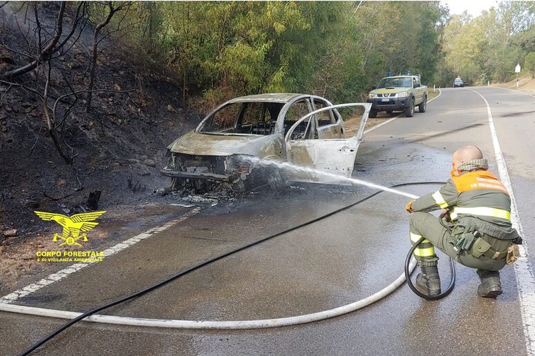 a1b9e7576451ffe2aa20ab4478e290fc L'auto va a fuoco dopo incidente e fiamme minacciano pineta Pula