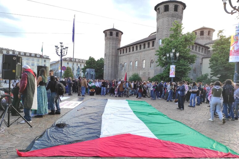 In centinaia sotto la prefettura di Torino per la Palestina