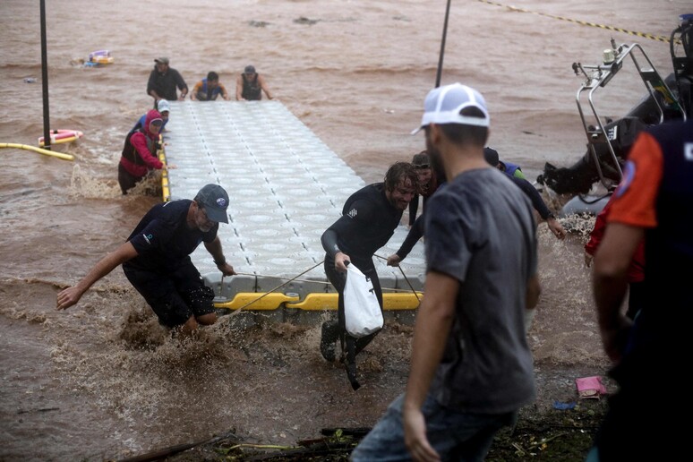 Brasile: il bilancio delle inondazioni supera i 100 morti