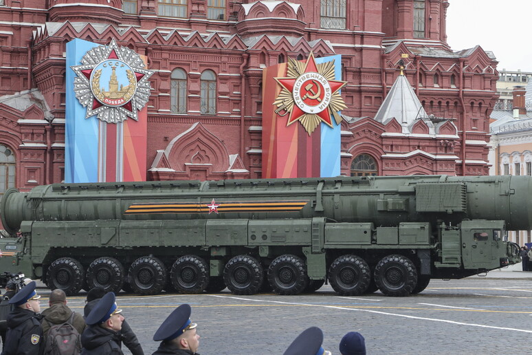 Mosca, oltre 9.000 soldati hanno sfilato sulla Piazza Rossa
