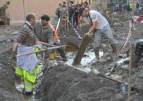 Soccorritori e volontari scavano con le mani per cercare dispersi a Vernazza