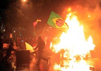 Blac block incendiano bus e distruggono vetrine alla manifestazione dei professori di Rio