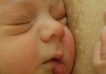 Un neonato in una foto di archivio