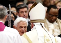 Concistoro:abbraccio di papa Francesco a Benedetto XVI