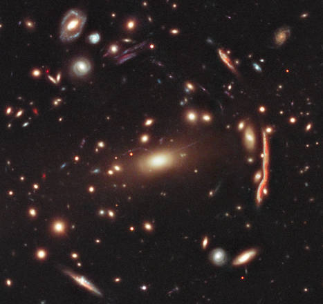L’ammasso di galassie MACS 1206, visto dal telescopio spaziale Hubble (fonte: NASA, ESA)