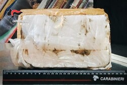 Sacchetto con 2 chili di cocaina trovato su scogli Vulcano
